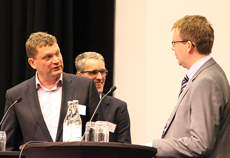 Rikard Espling, Skanska och Mikael Malmkvist, Trafikverket, debatterade i panelen. I bakgrunden Tomas Alsmarker, Tyréns.