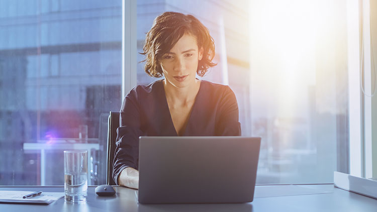 Kvinna med laptop i kontorsmiljö