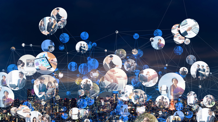 Bubblor med många personer som deltar på möte digitalt.