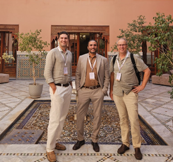 Foto på Hanif Pourghazian och Erfan Samadi, Kontrast Arkitekter och Peter Axelsson, BIM Alliance i den vackra konferensanläggningen